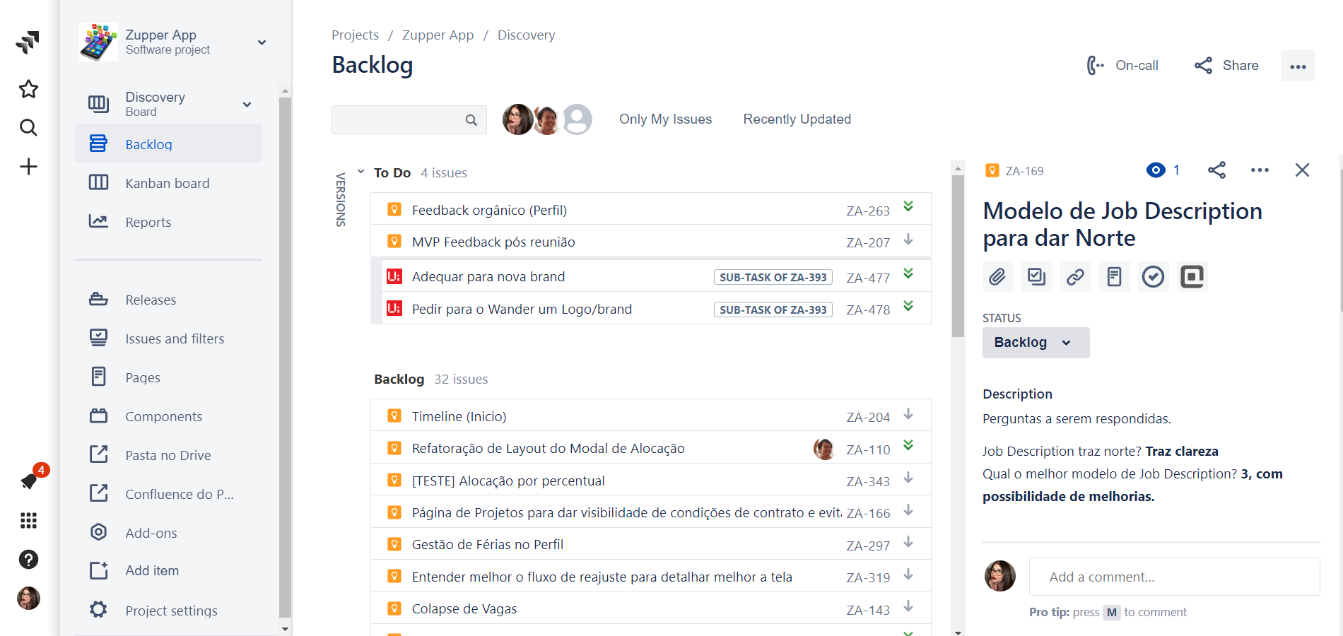 Na imagem temos um exemplo de backlog de projeto no Jira. A tela é dividida em 3. Na primeira parte, é o menu de navegação, onde vemos além do backlog, opções como Reports (relatórios), Delivery, Releases e várias outras opções. No meio, temos o backlog propriamente dito e as várias tasks da sprint em formato de lista. Por fim, no canto direito, temos mais informações de uma tarefa que estava selecionada na área da sprint.