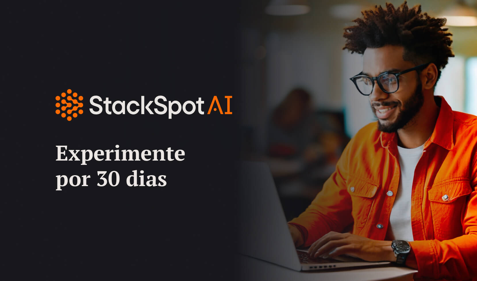 Capa do artigo sobre teste gratuito da StackSpot AI. Na imagem, temos em destaque alinhado ao lado esquerdo: StackSpot AI - Experimente por 30 dias em branco. O fundo é um degradê preto com um foto do lado direito, na foto há um homem negro de cabelos crespos, ele usa óculos e uma camisa laranja.