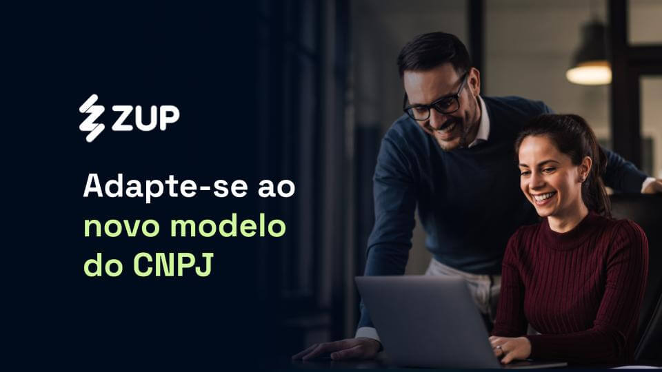 Capa do artigo sobre CNPJ Alfanumérico. Na imagem, temos Zup em branco alinhado à esquerda e abaixo o texto Adapte-se ao novo modelo do CNPJ em branco e verde. O fundo é em degradê de azul escuro para uma foto alinhada à direita, com duas pessoas brancas, um homem e uma mulher, em ambiente de escritório.