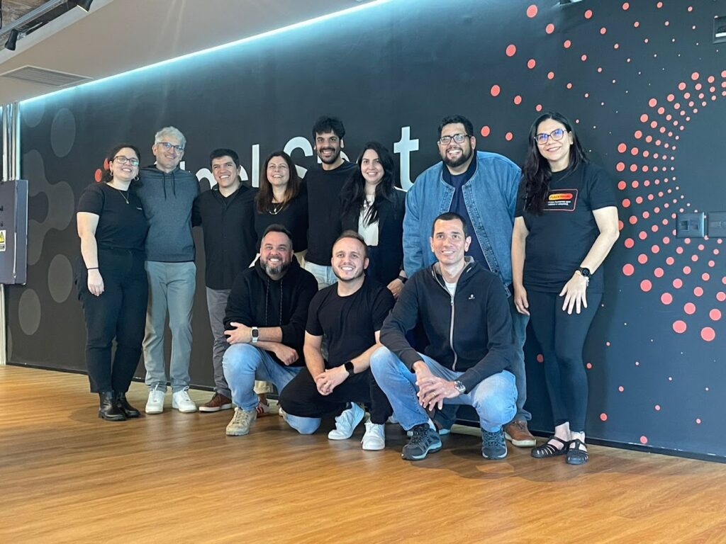 Foto do time do Zup Labs junto com o professor Associate Director e COO do CSail do MIT, Armando Solar-Lezama. 